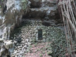 沖縄のガンガラーの谷の一般の墓