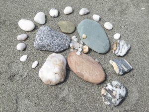 佐田岬しらすパーク前の砂浜の石