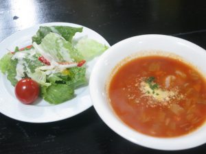 KGCのランチのサラダとスープ