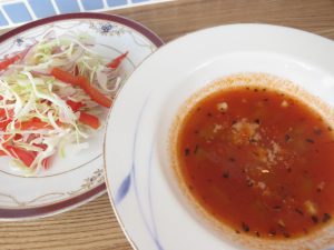 ファミーユのパスタランチのサラダとスープ