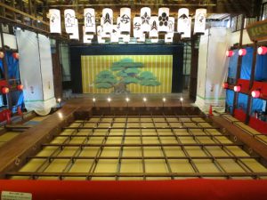 香川の金丸座の内観