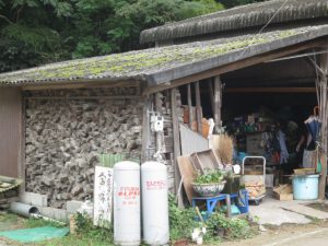 香川のやまうちうどんの薪