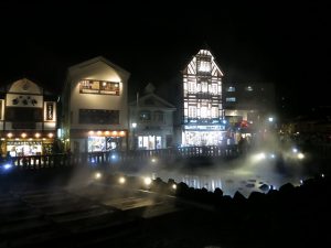 草津温泉の湯畑のライトアップ