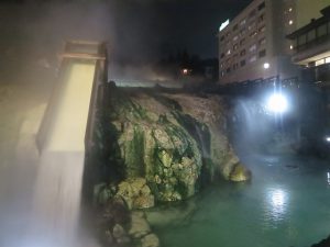 草津温泉の湯畑樋のライトアップ