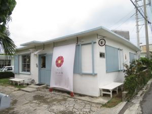 沖縄２０１８の外国人住宅の黒糖カレヌほうき星の外観