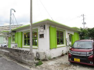 沖縄２０１８の外国人住宅のＯＫＩＮＡＷＡＣＥＲＲＡＤＯＣＯＦＦＥＥＢｅａｎｓＳｔｏｒｅの外観