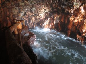 和歌山旅行の三段壁洞窟トンネルの打ち付け