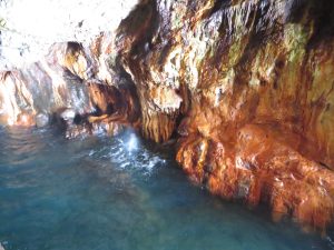 和歌山旅行の三段壁洞窟のトンネルの水鉄砲