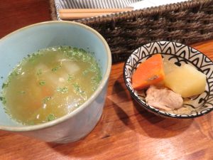 みつのもりの特製リンゴソースの唐揚げランチのスープと小鉢