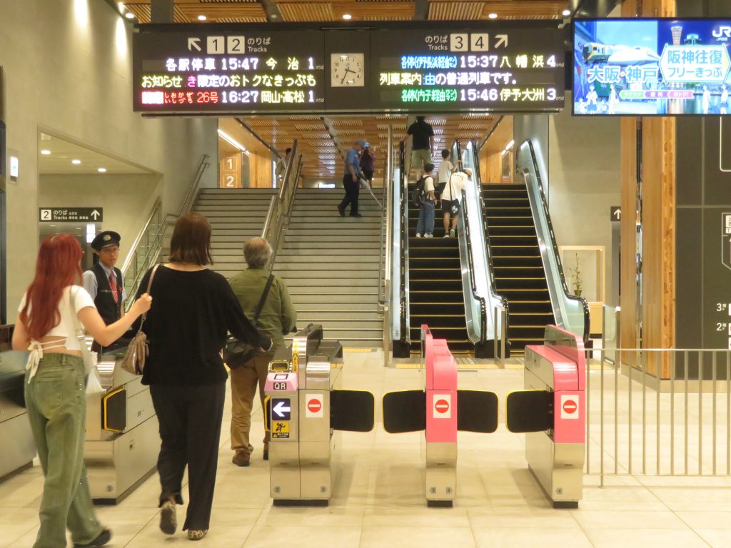 新松山駅の改札口