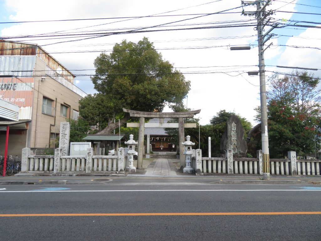 魚勝の駐車神社入口