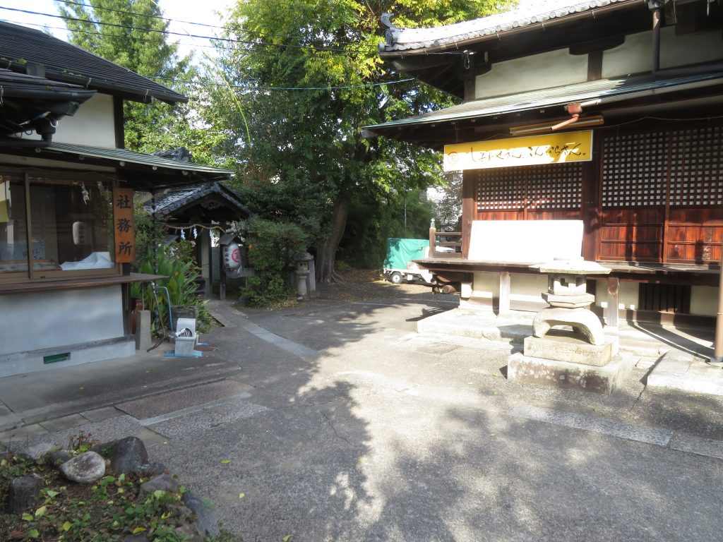 魚勝の駐車神社裏への進路