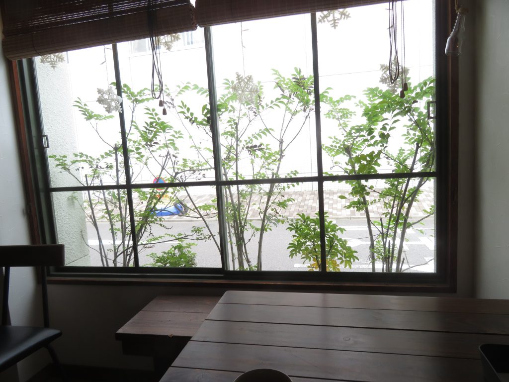 本町カフェの窓辺