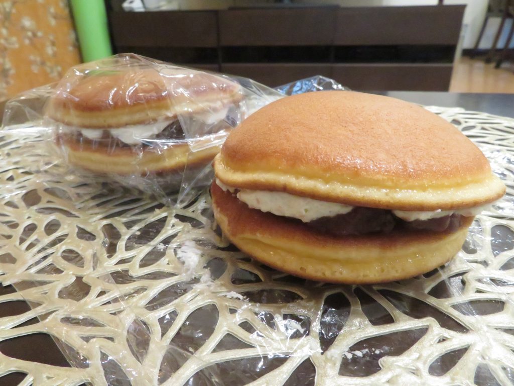 双子屋のおやつ（どら焼き）