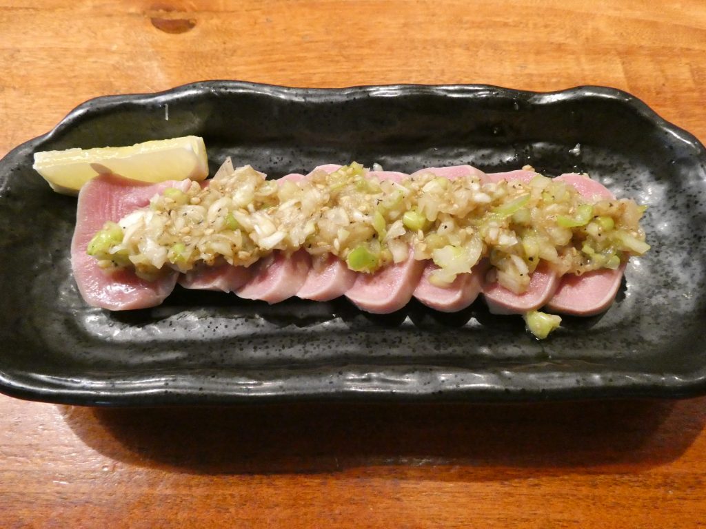 もつ串つばきの肉刺しのタン