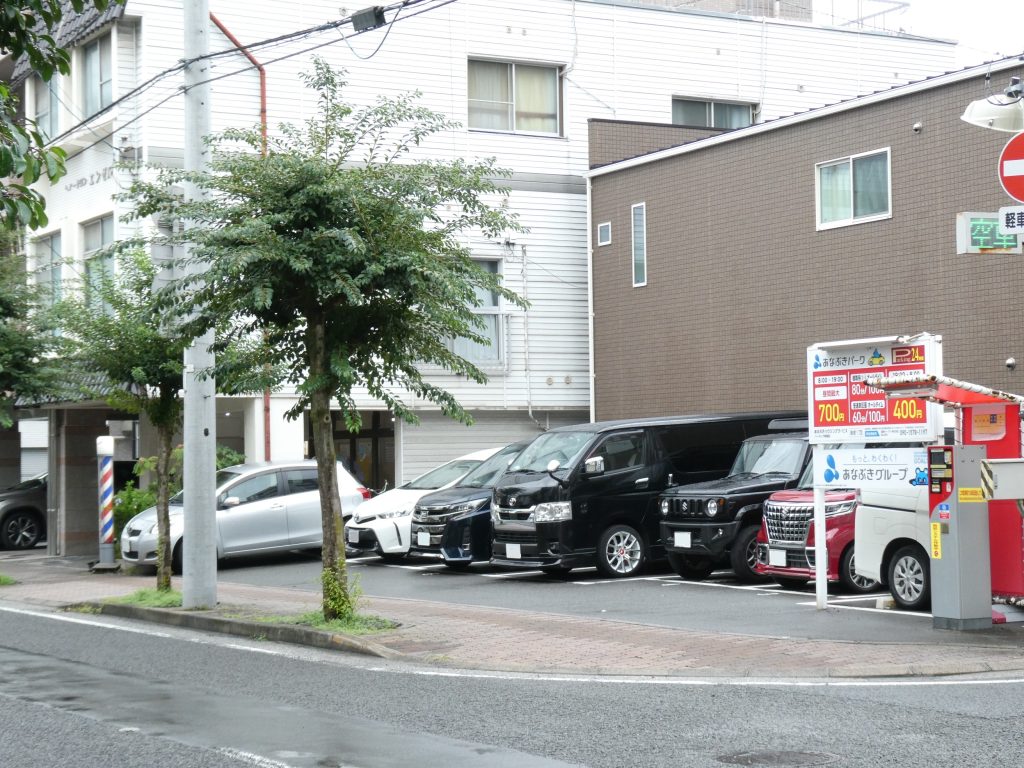 ネヴァズキッチンの最寄りの１００円パーキング