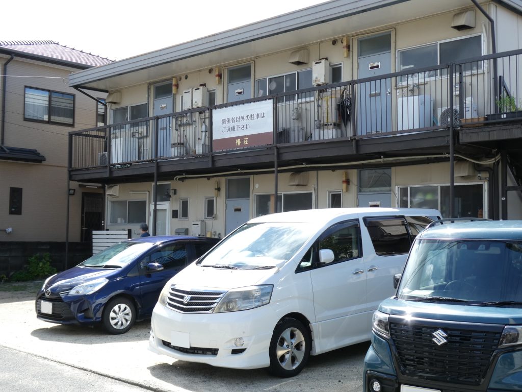 つばきの椿荘前
