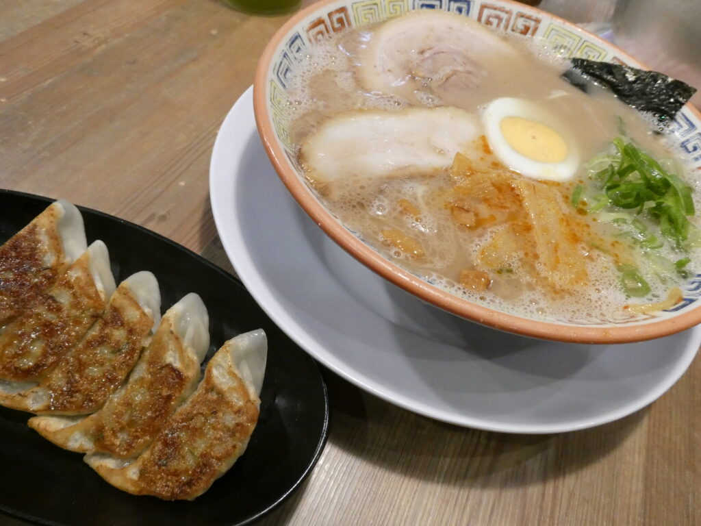 分校のラーメンと半餃子