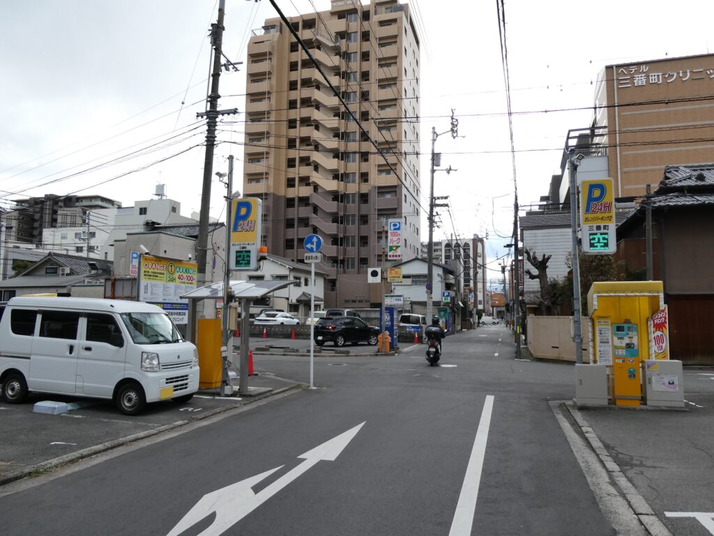 ＢＵＥＮＯの最寄りの１００円パーキング