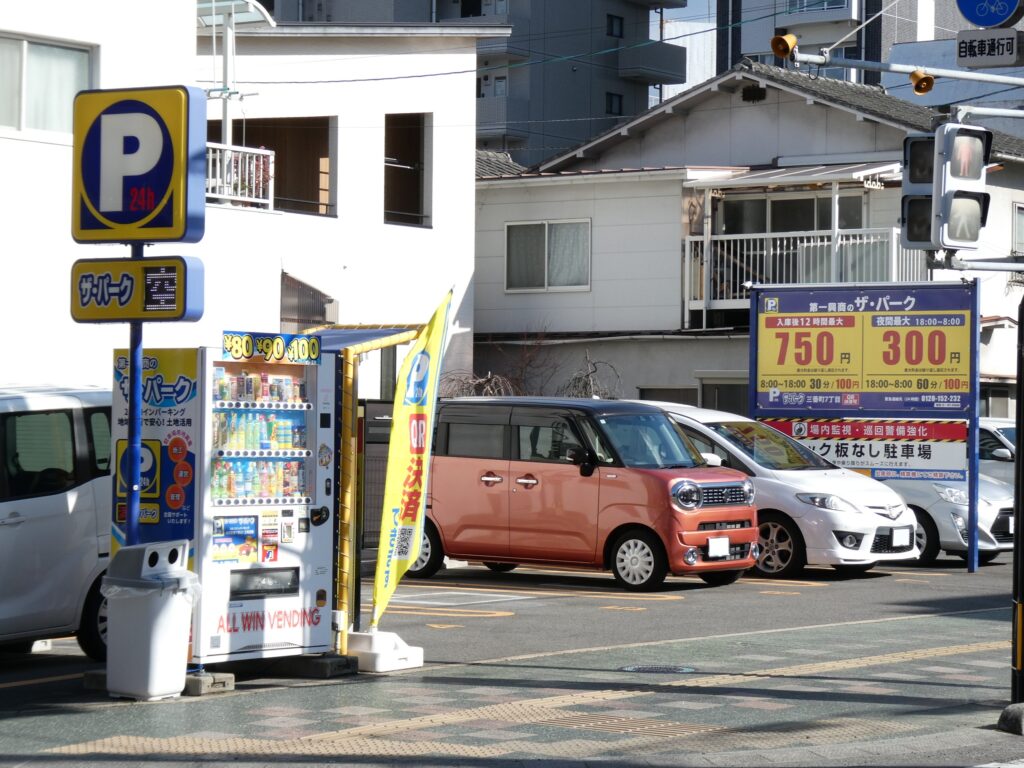 ニューポカラの最寄りの１００円パーキング