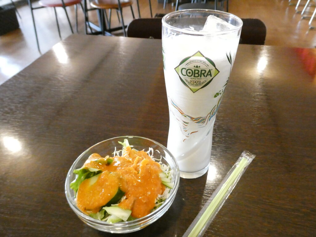 ニューポカラのサラサラカレーセットのサラダ等