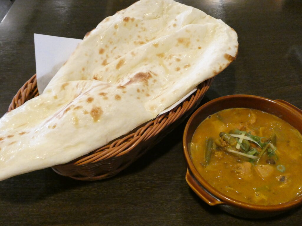 ニューポカラのサラサラカレーセットのナン等