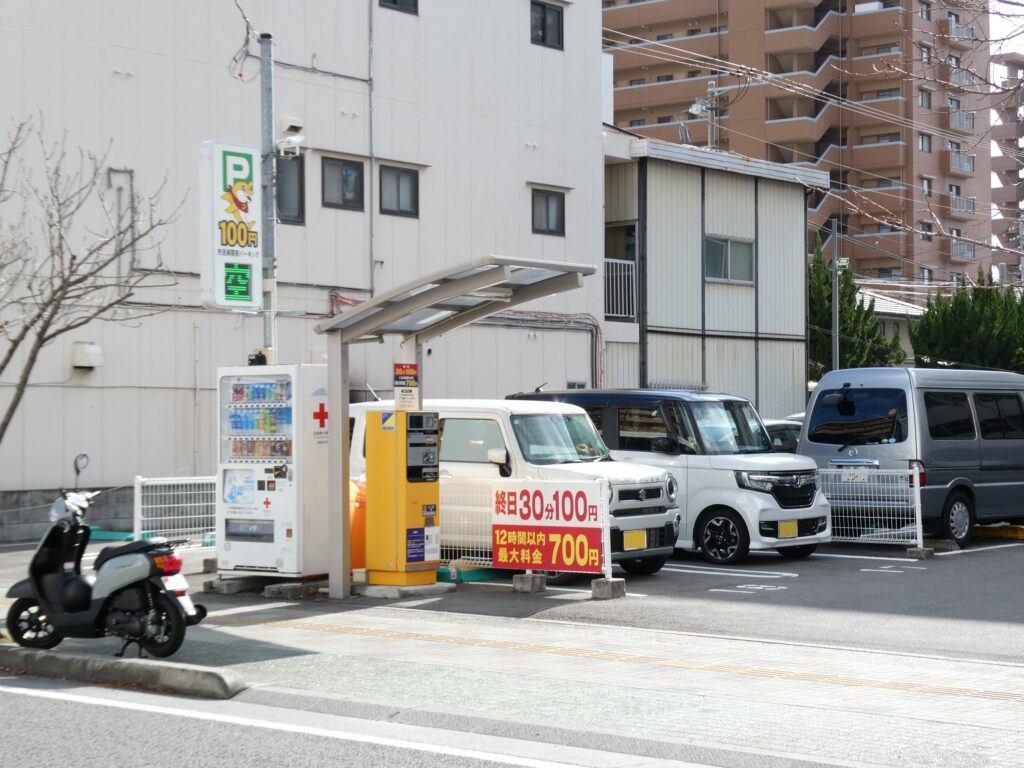 松山市民病院の最寄りの１００円パーキング